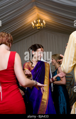 Kaukasische Frau, gekleidet in indischen Kleid Party Stockfoto