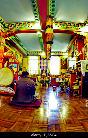 PARIS, Frankreich - Mann meditieren im buddhistischen Tempel, Center Kagyü-Dzong, tibetischen Buddhismus. Stockfoto