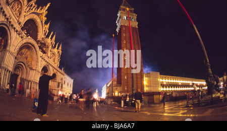 Venedig, Juli 2008 - Festa del Redentore. Feuerwerk explodieren über der Glockenturm (Campanile) und St. Markus Basilika. Stockfoto