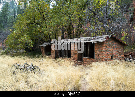 Die Ruinen eines historischen Gebäudes auf dem Trail an der West Fork des Oak Creek, Sedona, Arizona, USA (unveränderte Version) Stockfoto