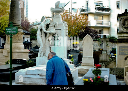 Paris, FRANKREICH - der alte Mann besucht Stadtparks, den Friedhof Montparnasse, das Denkmal, das „Souvenir“ in der Herbstlandschaft. Stockfoto