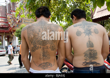 Männer zeigen zurück Tätowierungen in Wat Bang Phra-Tempel in Thailand, wo Mönche ihre Anhänger mit gebeten tätowieren. Stockfoto