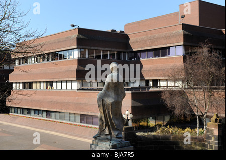 Statue von Lady Wulfruna und Civic Centre Gemeindeverwaltung in Wolverhampton England Uk Stockfoto