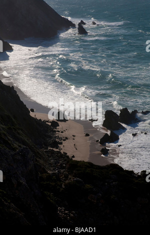 einsamen Strand von Klippen gesehen Stockfoto