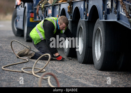 Reifen auf einen LKW am Straßenrand geändert wird Stockfoto