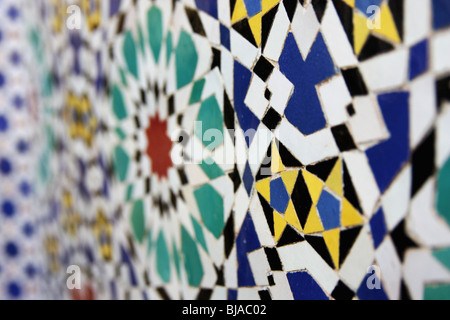 Handgefertigtes Mosaikfliesen an den Wänden des königlichen Palastes, Fes, Marokko Stockfoto