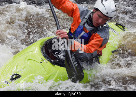 Kayaker Paddeln im Kajak Kanu in Weiß Wasser auf Tryweryn Fluss am National Whitewater Center, Frongoch, Gwynedd, Wales, Großbritannien, Großbritannien Stockfoto