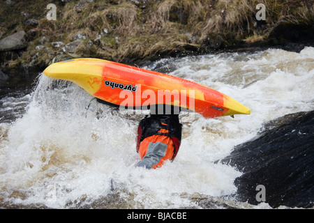 National Whitewater Center North Wales UK Kajakfahrer Kajak in Pyranah Spiel Freestyle Kajak im Wildwasser auf Tryweryn River Stockfoto