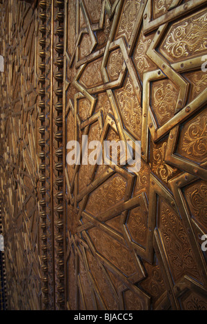 Detail der Muster der Messing Türen im Palais Royale der Fes, Marokko Stockfoto