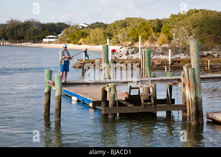 St. Augustine - Jan 2009 - Mann Angeln auf alten Holzmole in Tolomato Fluss ab Nordstrand in St. Augustine, Florida Stockfoto