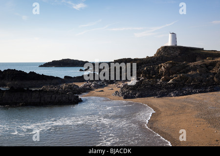 Newborough Anglesey North Wales UK. Blick über den Strand zum alten Leuchtturm (Twr Mawr) auf Felsvorsprung von Llanddwyn Island Stockfoto