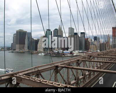 Brooklyn Bridge New York Skyline. Blick vom Fußgängerweg Durchsicht "Brücke Aufenthalte zu unterstützen".  Befahrenen Straße unter Stockfoto