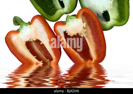 Rote und grüne Paprika in Scheiben geschnitten in der Hälfte Stockfoto
