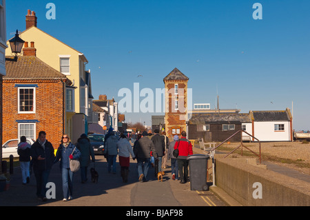 Menschen zu Fuß entlang der Strandpromenade in Aldeburgh, Suffolk, England, Großbritannien, Uk Stockfoto
