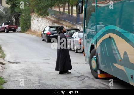 Priester im Gespräch mit einem Busfahrer, Skala Kalarachi, Thassos, Griechenland, September 2009 Stockfoto