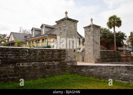 St. Augustine - Jan 2009 - das alte Stadttor Spalten von Coquina konstruiert sind eine bekannte Sehenswürdigkeit in St. Augustine, Florida Stockfoto