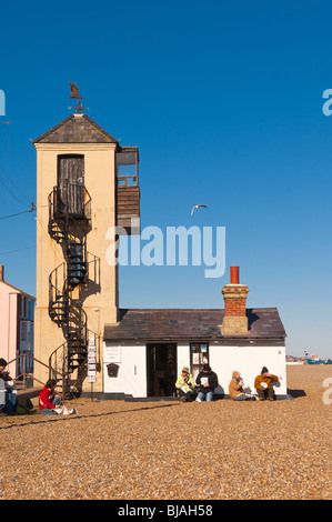 Menschen essen Fisch & Chips am Strand von Aldeburgh, Suffolk, England, Großbritannien, Uk Stockfoto