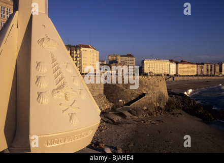 Lamp Post Detail und Playa del Orzan in der Dämmerung - a Coruña - Galizien - Spanien Stockfoto