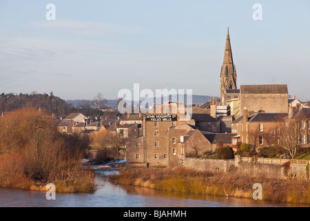 Die Ansicht von Kelso, Scottish Borders, von der Brücke über den Fluss Tweed in frühen Abendsonne Stockfoto