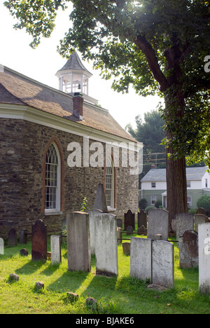 Sleepy Hollow Friedhof in der späten Nachmittag Sonne mit einem Teil der alten niederländischen Kirche Stockfoto