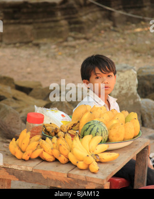 Khmer junge Früchte an den Tempeln von Angkor zu verkaufen Stockfoto