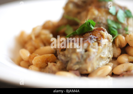 Im französischen Stil reichen Langsam gekochtes Schweinefleisch Cassoulet Auflauf mit weißen Bohnen und keine Leute Stockfoto