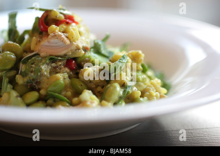 Frische Leckere würzige asiatische Stil gelb Thai Risotto serviert in einer Schüssel mit Keine Personen Stockfoto