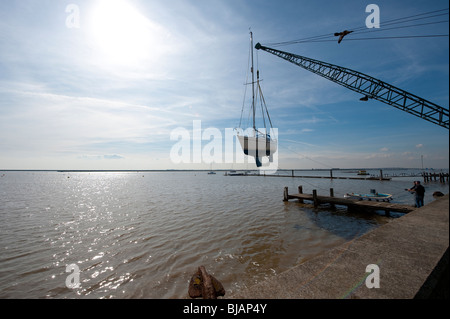 Segelboot, nachdem er in Dock für den Winter zurück ins Wasser gehoben. Stockfoto