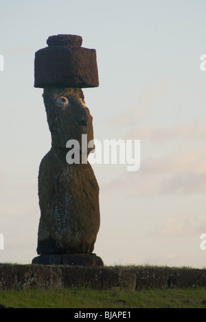 Moai mit Pukao und Replik Augen auf Ahu Ko Te Riku in Hanga Roa. Rapa Nui / Osterinsel, Chile. Stockfoto
