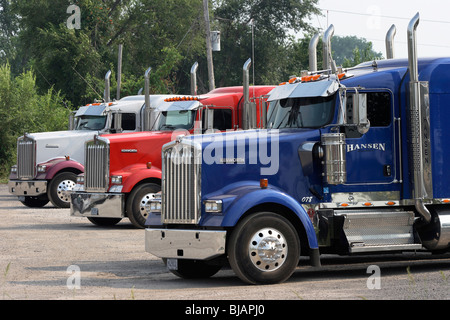 Drei geparkten KENWORTH Trucks mit verchromten Auspuffrohren, Wilmington, Vereinigte Staaten von Amerika Stockfoto