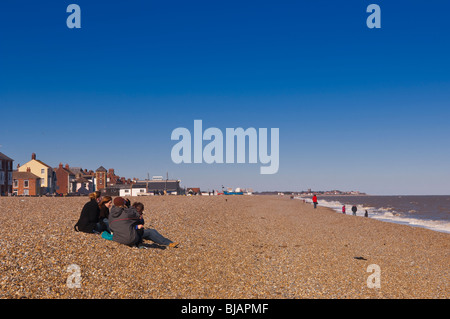 Leute sitzen am Strand von Aldeburgh, Suffolk, England, Großbritannien, Uk Stockfoto