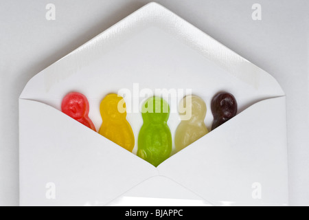 Konzeptionelle Jellybaby Serie. Gummibären in verschiedenen Szenarien, Erfolg, Misserfolg, Geschäft usw. darstellt. Sehr bunte Bilder Stockfoto