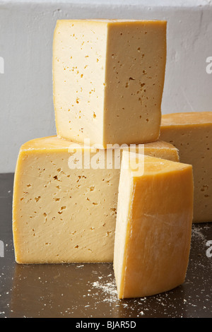 Große Stücke von Hartkäse in einer Molkerei Stockfoto