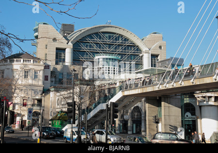 Böschung Platz über dem Bahnhof Charing Cross und Hungerford Bridge am Ufer der Themse, London, UK. Stockfoto