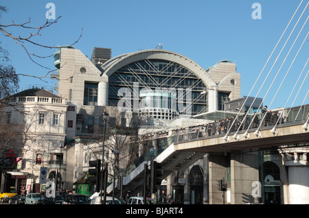 Böschung Platz über dem Bahnhof Charing Cross und Hungerford Bridge am Ufer der Themse, London, UK. Stockfoto