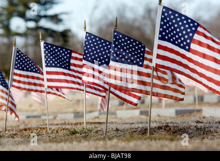 Vereinigt Staaten Flaggen auf Grabstellen auf einem Militärfriedhof, Providence, Rhode Island Stockfoto