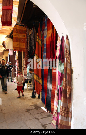 Anzeige von Textilien verkauft in der Medina von Fes Stockfoto