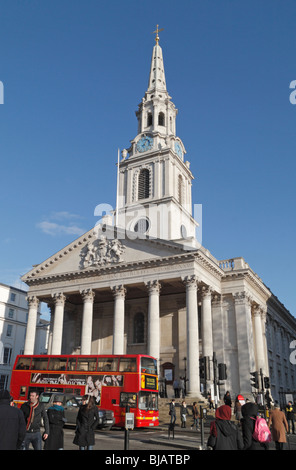 Ein London-Bus fährt vor der beeindruckenden St. Martin in den Bereichen Kirche, in der Nähe von Trafalgar Square, London, UK. Stockfoto