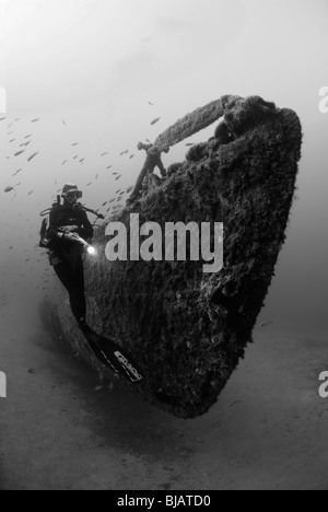 Taucher, die Erkundung der Rubis-Wrack im Mittelmeer Stockfoto