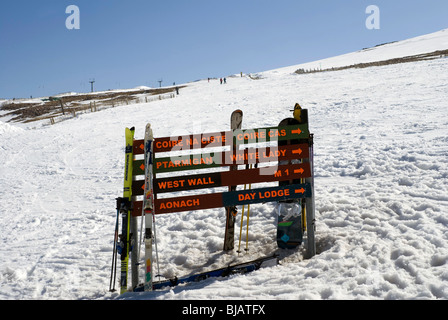 Zeichen darauf hinweist, dass verschiedene ski läuft / Pisten im Skigebiet Cairngorm, in der Nähe von Aviemore, Schottland Stockfoto