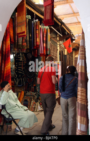 Anzeige von Textilien verkauft in der Medina von Fes Stockfoto