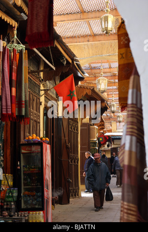 Anzeige von Textilien verkauft in der Medina von Fes Stockfoto