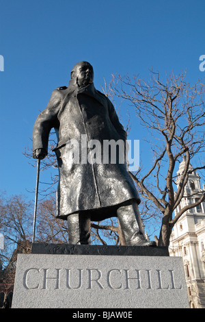 Der imposanten Statue von Sir Winston Churchill, Ivor Roberts-Jones, in Parliament Square, London, UK. Stockfoto