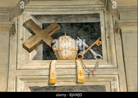 Tromp l ' oeil Wandmalerei Detail Kreuz, Mitra und Schlüssel in der Kirche von Santa Maria Gradi. Arezzo, Toskana, Italien Stockfoto