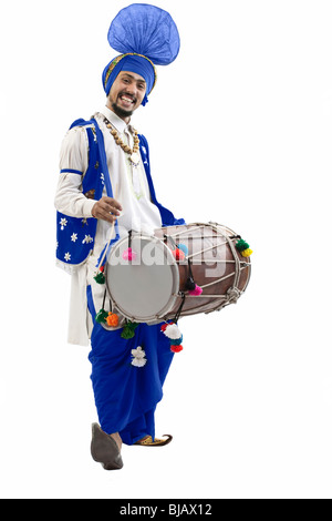 Sikh Mann spielt auf einem dhol Stockfoto