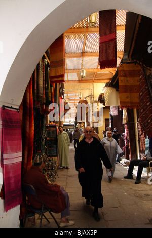 Anzeige von Textilien verkauft in der Medina von Fes Stockfoto