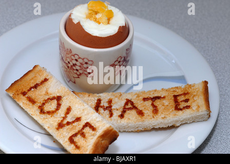 Allgemeines Bild von Marmite mit Liebe und Hass auf Toast geschrieben.  Eine Marke von Unilever garantiert Argumente führen. Stockfoto