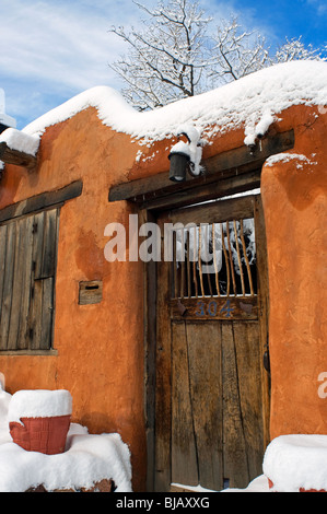 Holztür auf Adobe-Stil Haus im Winter in Santa Fe, New Mexico