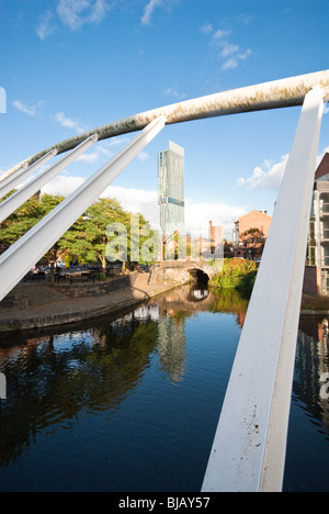 Castlefield, Manchester: Durchsicht des Händlers Brücke in Richtung der Beetham Tower in der Stadt. Stockfoto