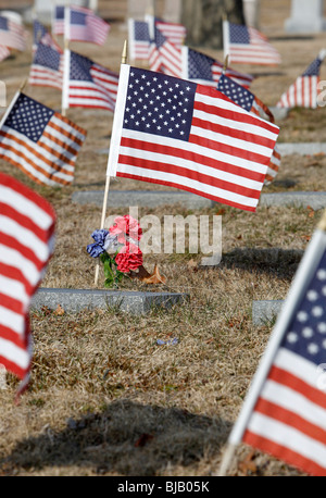 Vereinigt Staaten Flaggen auf Grabstellen auf einem Militärfriedhof, Providence, Rhode Island Stockfoto